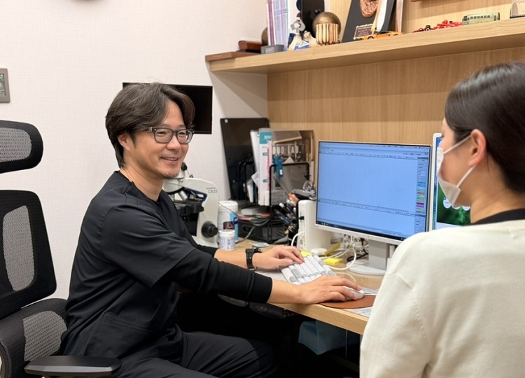 ほしやまクリニック 院長 星山 芳亮 診察の様子
